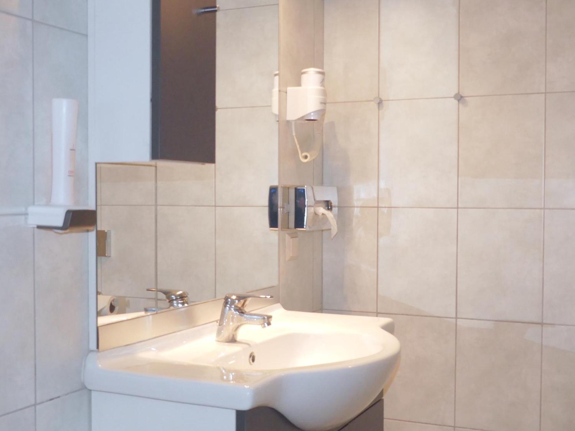 Das Reinisch Just Rooms Schwechat Bagian luar foto
