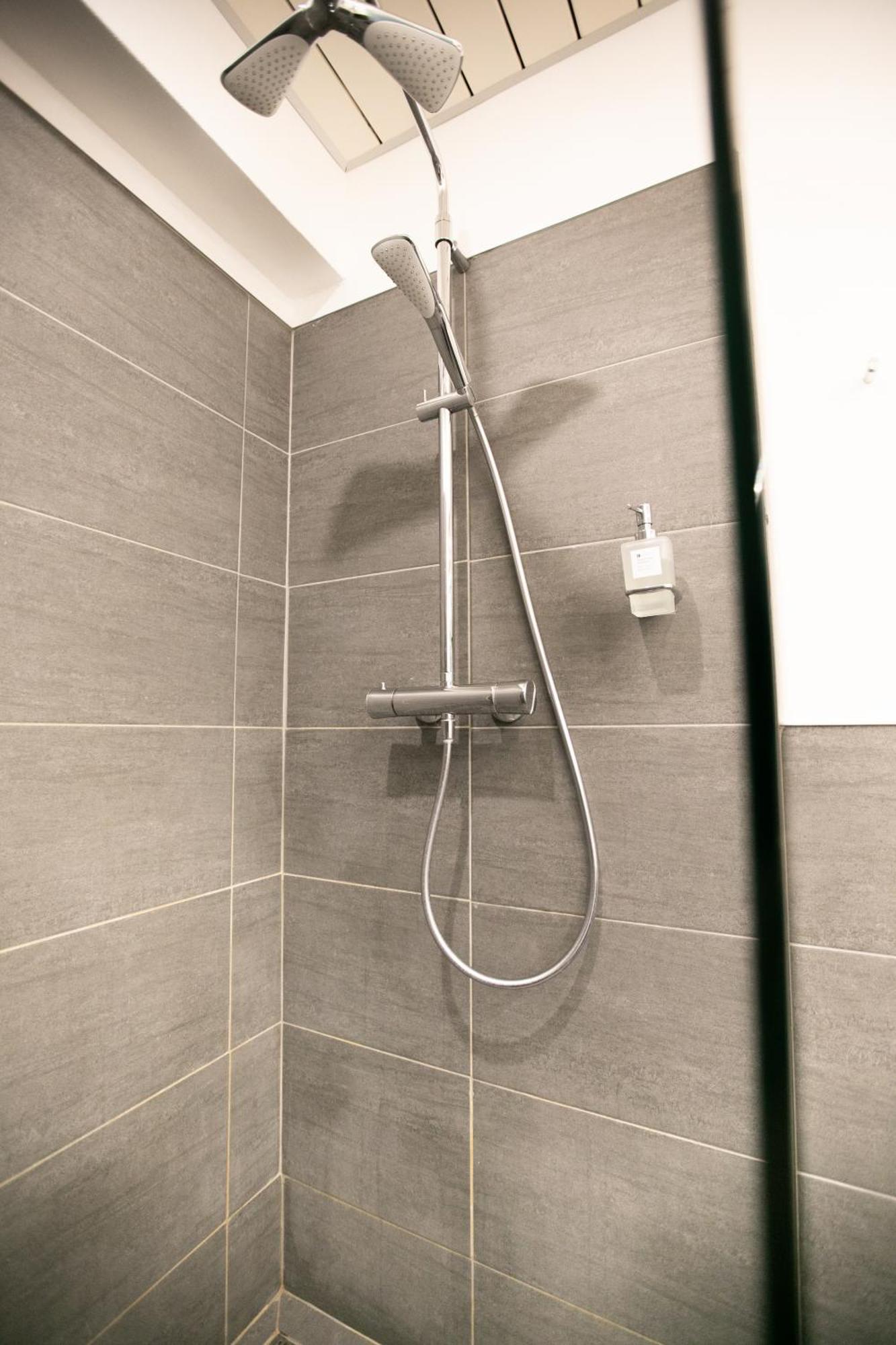 Das Reinisch Just Rooms Schwechat Bagian luar foto